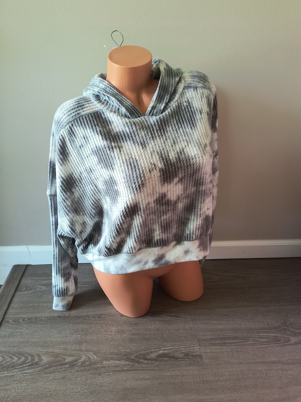 NWT Ultra Flirt Women's Tie Dye Cropped Pullover Hoodie Size XL Waffle Knit Gray